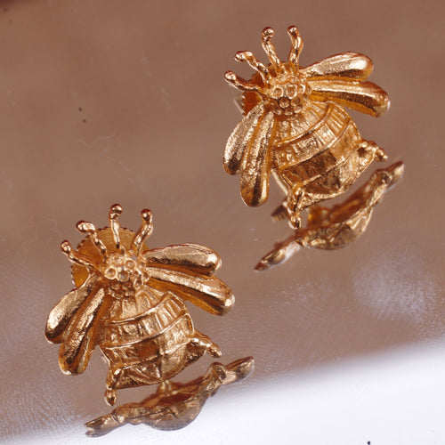 Bee Hold Stud